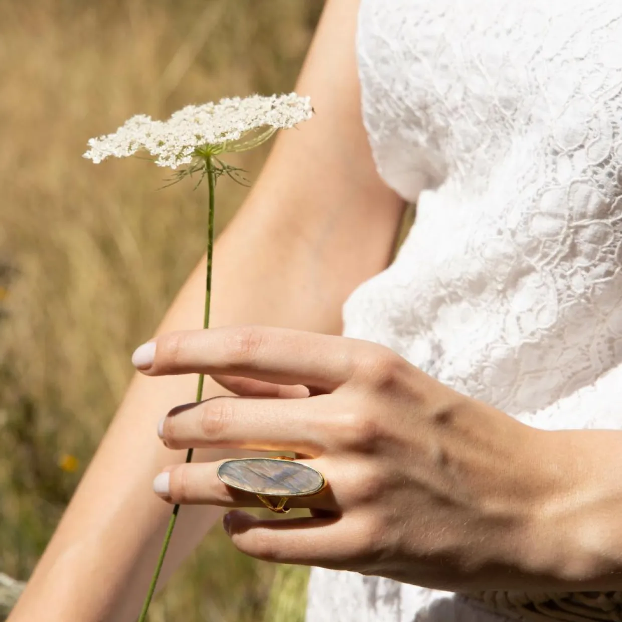 Bague Olivia Labradorite en laiton doré-Moonstone Online