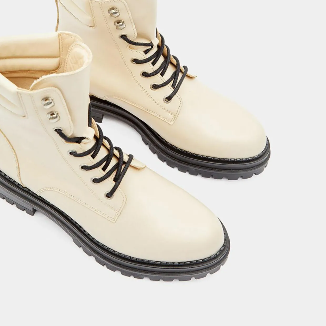 Femme Galeries Lafayette Bottines^Boots en Cuir à lacets col matelassé beiges - Talon 3 cm