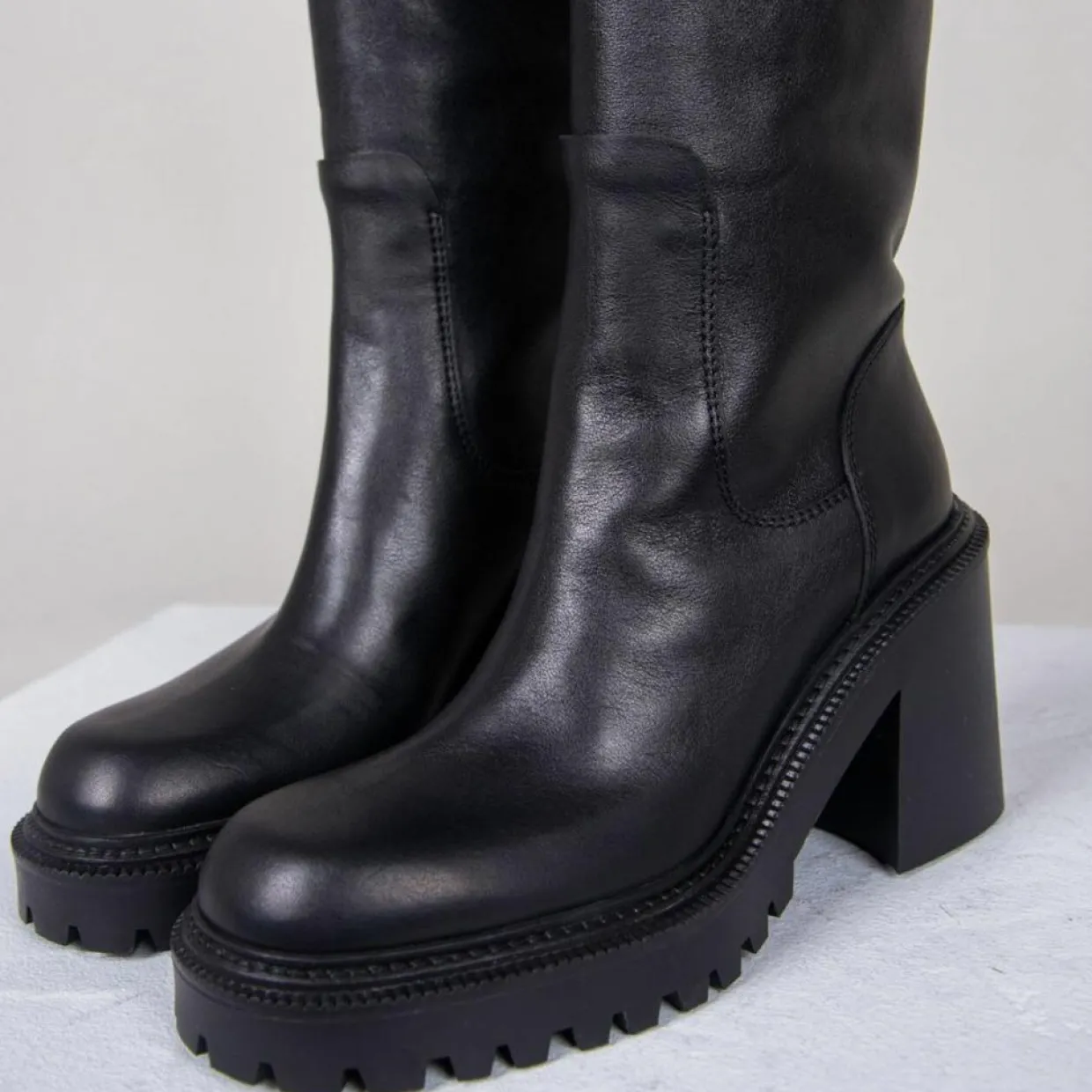 Bottes en Cuir noires - Talon 8 cm-Vic Matie Discount