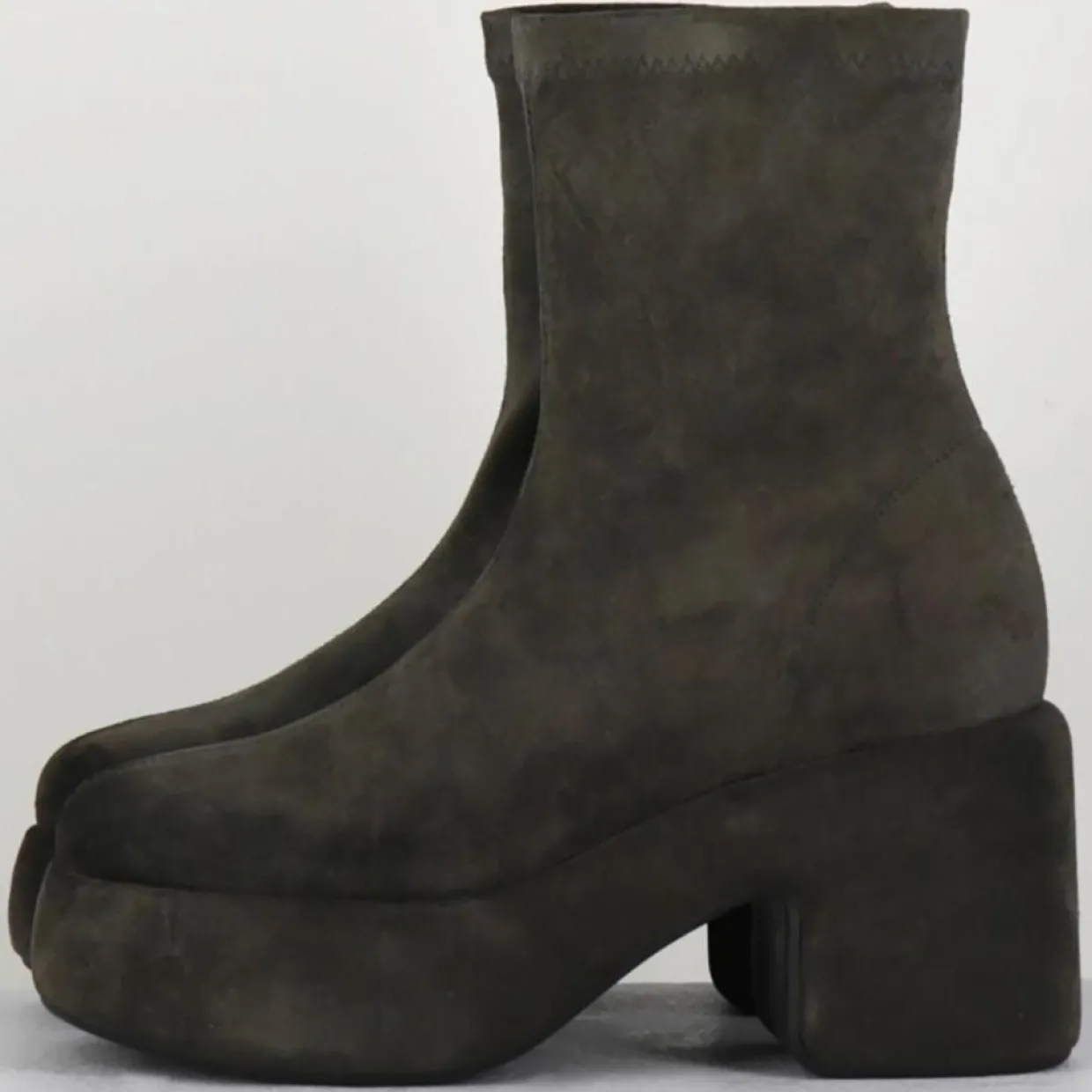 Bottines en Velours de Cuir grises - Talon 8 cm-Vic Matie Sale