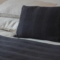 Coussin en crochet fait main noir 40x60cm-Bed and Philosophy Online