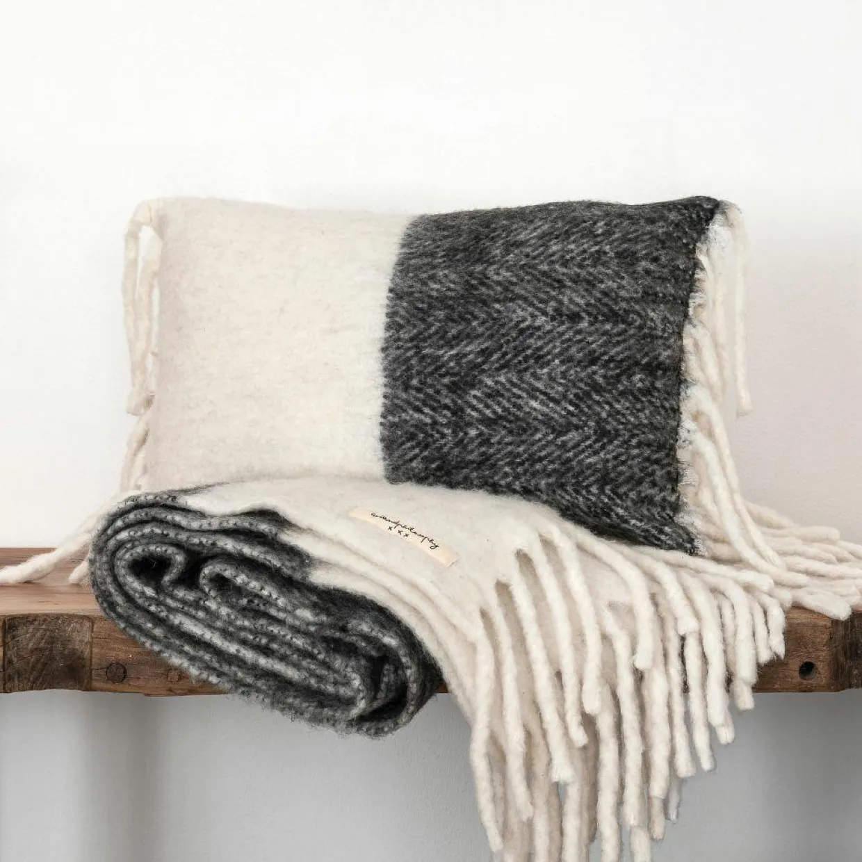 Bed and Philosophy Coussins, Galettes De Sièges^Coussin en laine bicolore blanc/noir 40x60cm
