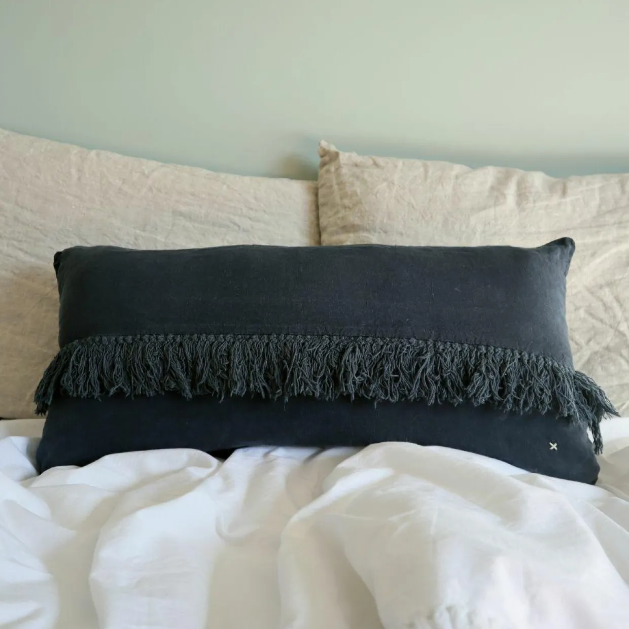 Coussin en lin frangé noir 30x60cm-Bed and Philosophy Online
