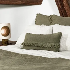 Coussin en lin frangé vert 30x60cm-Bed and Philosophy