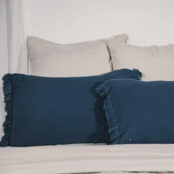 Coussin frangé en lin bleu 50x70cm-Bed and Philosophy