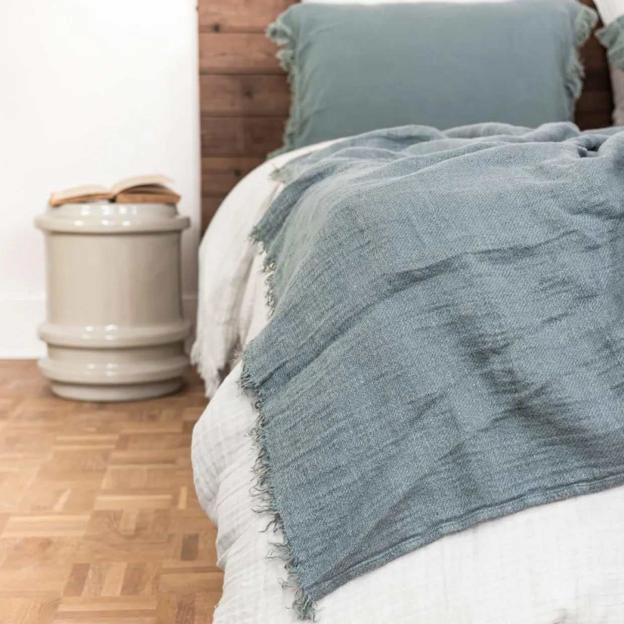 Coussin frangé en lin bleu 50x70cm-Bed and Philosophy