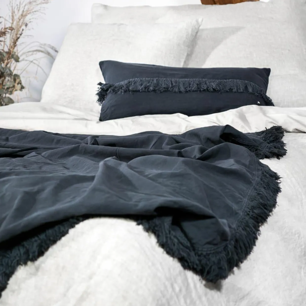 Plaid en lin & coton finitions frangées noir 150x180cm-Bed and Philosophy