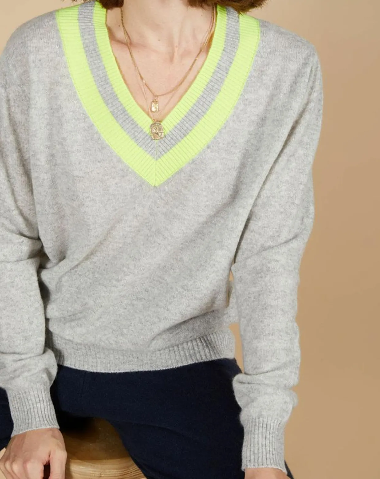 Pull 100% Cachemire Marley col V à bandes gris chiné clair/jaune fluo-Cashmere Tribu Clearance
