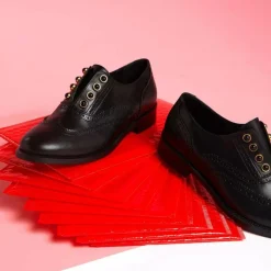 Richelieus en Cuir Esoline noires-Cosmoparis